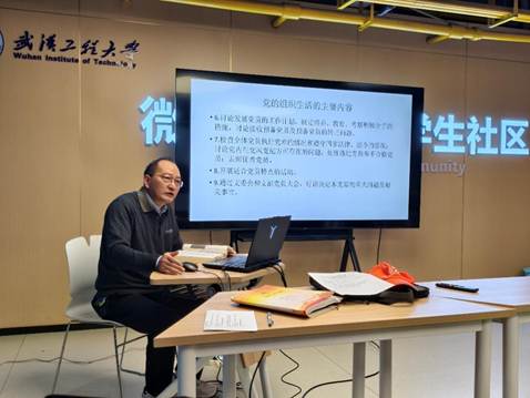 桌子上的电脑萤幕 AI 生成的内容可能不正确。